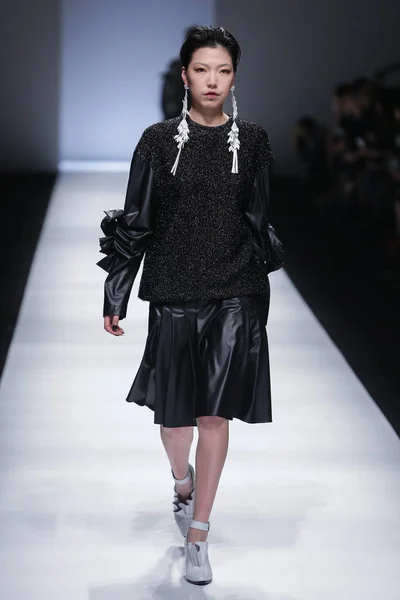 モデルは上海ファッション週秋 2014 上海で 2014 Yifang Wan ファッションショーで新しい創造を表示します — ストック写真