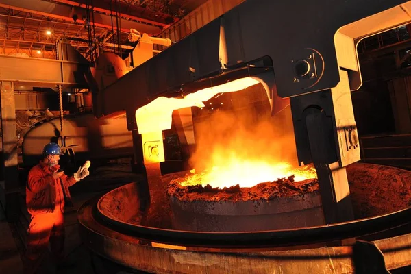 2013年12月31日 在中国东北辽宁省大连市一家工厂 一名中国工人在含钢水炉旁的钢铁生产情况进行调查 — 图库照片
