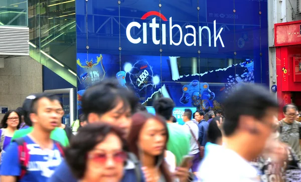 Voetgangers Lopen Langs Een Tak Van Citibank Mongkok Hong Kong — Stockfoto