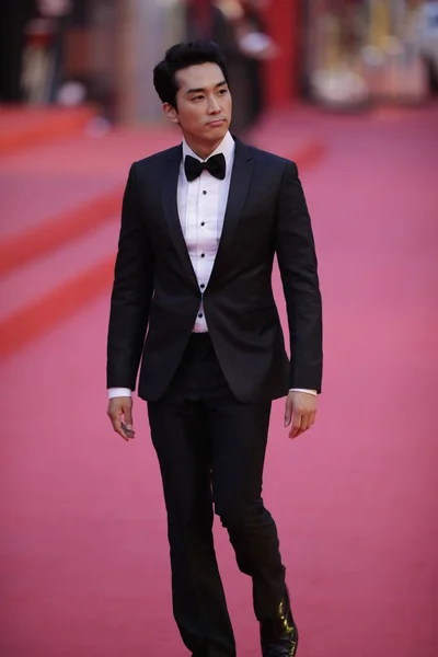 2014年6月14日 韩国演员宋承宪在红地毯上为第十七届上海国际电影节开幕式散步 — 图库照片