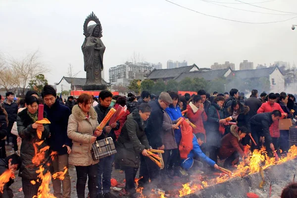 Çin Halkı Wuhan Şehirde Guiyuan Tapınağı Nda Çin Yeni Yılı — Stok fotoğraf