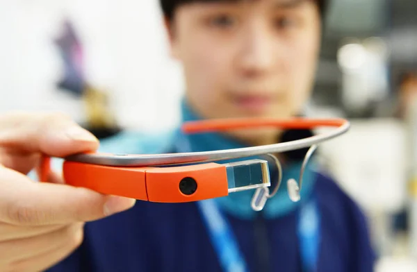 Ένας Εργαζόμενος Δείχνει Google Glass Ένα Κατάστημα Οικιακών Συσκευών Suning — Φωτογραφία Αρχείου