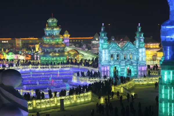 Los Visitantes Caminan Más Allá Las Esculturas Hielo 30º Festival — Foto de Stock