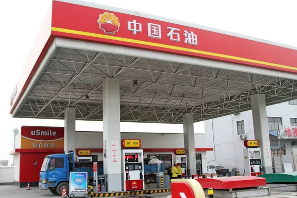 Está Repostando Camión Una Gasolinera Cnpc China National Petroleum Corporation —  Fotos de Stock