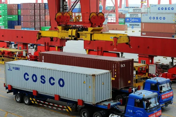 トラックは 中国山東省東青島市の青島港でコスコとテックスのコンテナを輸送します 2013年6月4日 — ストック写真