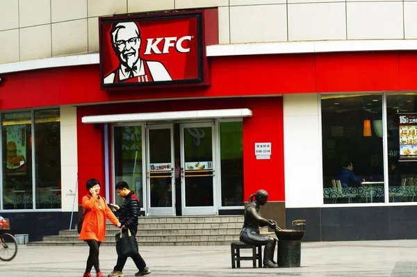 Pedestres Passam Por Restaurante Fast Food Kfc Cidade Yichang Província — Fotografia de Stock