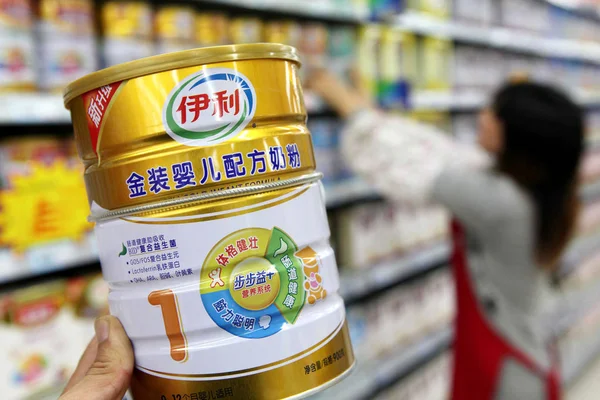 Kunde Kauft Eine Dose Yili Gold Säuglingsnahrung Einem Supermarkt Der — Stockfoto