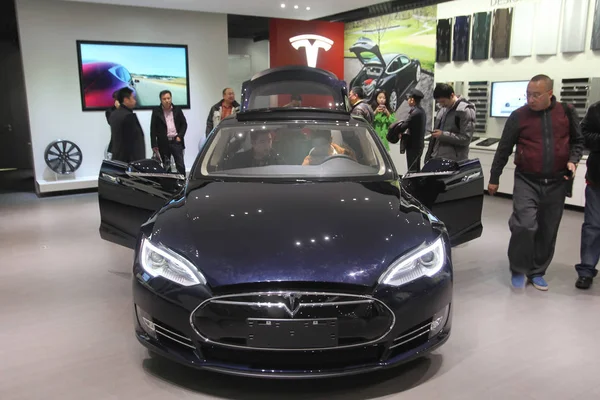 Visitors Try Out Look Tesla Electric Car Tesla Store Beijing — Stock Photo, Image