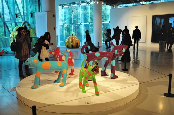 Besucher Sehen Kunstwerke Der Japanischen Künstlerin Yayoi Kusama Während Ihrer — Stockfoto