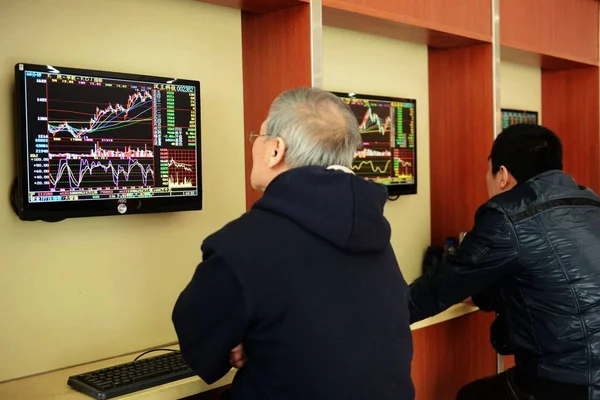 Investor Cina Melihat Indeks Saham Sebuah Rumah Pialang Saham Kota — Stok Foto