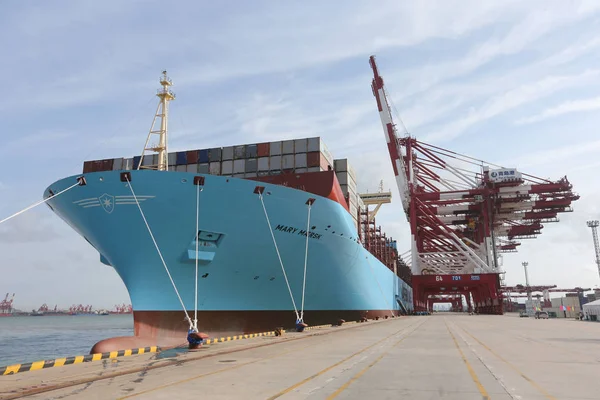 Chinese Arbeiders Aanmeren Het Mary Maersk Containerschip Van Maersk Line — Stockfoto