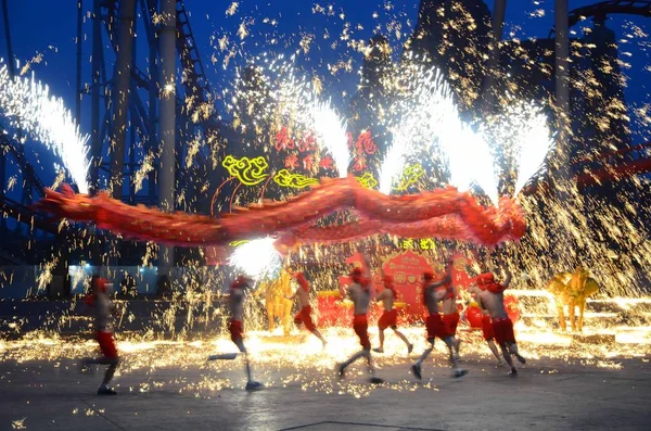 Skådespelare Utför Fire Dragon Dance Happy Valley Peking Kina Februari — Stockfoto