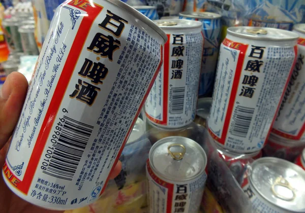 Cliente Compra Una Lata Cerveza Budweiser Supermercado Ciudad Yichang Provincia —  Fotos de Stock