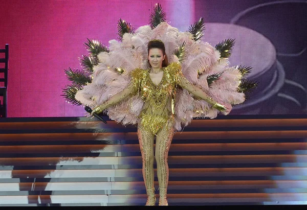 2014年7月5日 台湾裔美国歌手李可可在中国香港举行的慈善音乐会上表演 — 图库照片