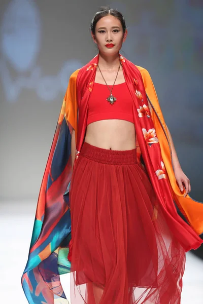 モデルは上海ファッション週秋 2014 上海で 2014 日中にジウのファッションショーで新しい創造を表示します — ストック写真