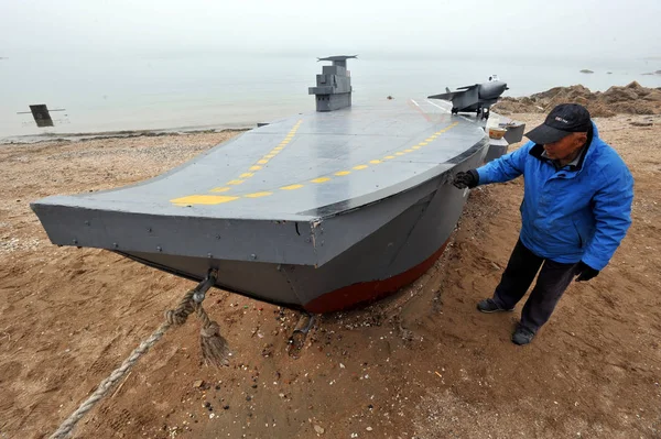 Yaşındaki Wen Yuzhu Çin Ilk Uçak Gemisi Liaoning Qingdao Şehirde — Stok fotoğraf