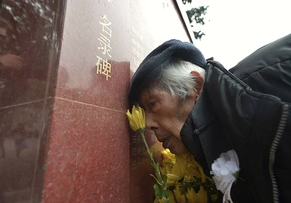 2014년 충칭에서 청소의 날이나 축제를 앞두고 기념공원에서 기증자의 이름이 새겨진 — 스톡 사진