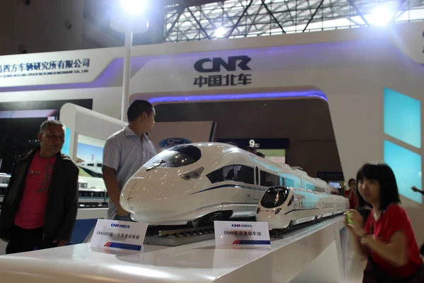 Los Visitantes Observan Modelos Trenes Crh Stand Cnr China Northern — Foto de Stock