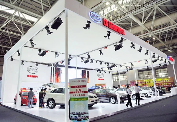 Pessoas Visitam Estande Byd Durante Uma Exposição Automóveis Cidade Fuzhou — Fotografia de Stock