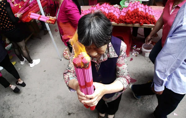 Una Anciana China Sostiene Varillas Incienso Reza Para Que Nieto —  Fotos de Stock