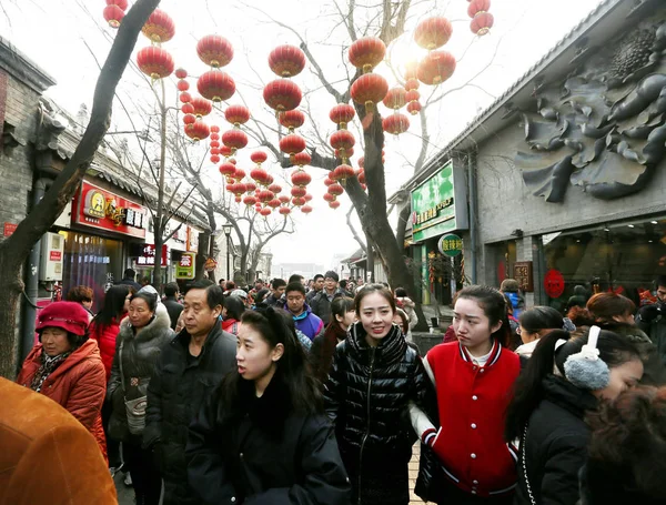 Turisták Tömeg Utcán Nanluo Guxiang Hagyományos Kínai Hutong Terület Peking — Stock Fotó