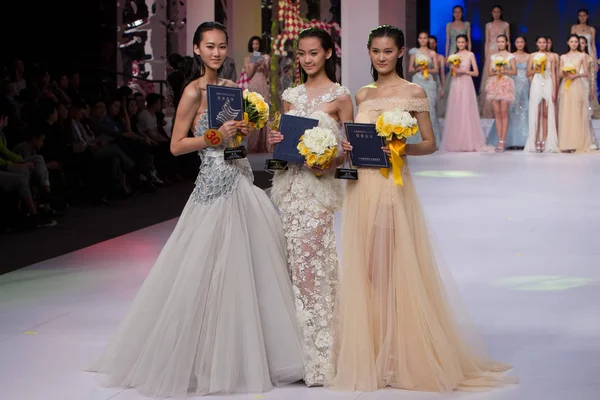 왼쪽부터 2014년 30일 베이징에서 제9회 패션위크 슈퍼모델 콘테스트 결승에서 우승자 — 스톡 사진