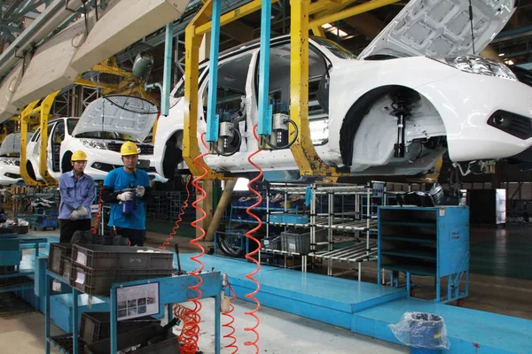 Trabalhadores Chineses Montam Carros Linha Montagem Fábrica Automóveis Faw Haima — Fotografia de Stock