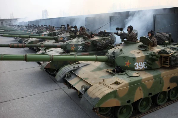 Chinese Pla Volkeren Bevrijdingsleger Soldaten Staan Tanks Tijdens Een Boor — Stockfoto