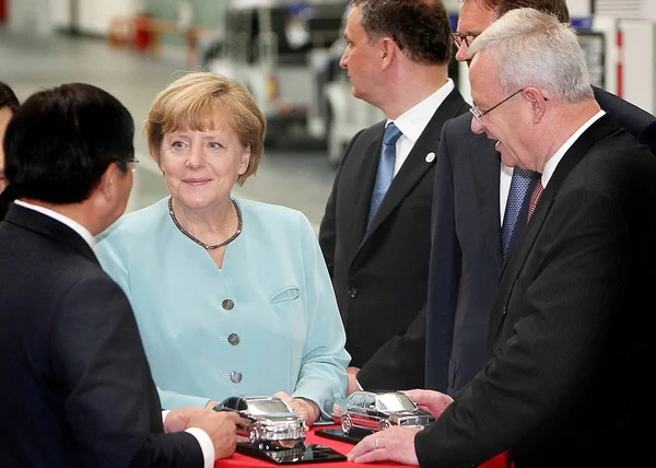 Kanselir Jerman Angela Merkel Kiri Kedua Mendengarkan Ketua Grup Faw — Stok Foto