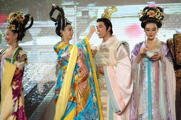 Actriz China Fan Bingbing Segunda Izquierda Alimenta Actor Hong Kong — Foto de Stock