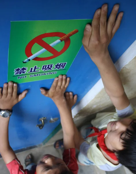 Молодые Китайские Студенты Повесили Знак Курить Время Кампании Против Курения — стоковое фото