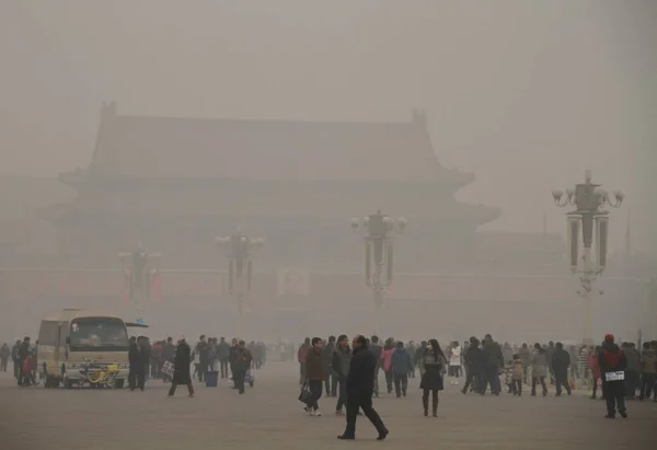 Turistas Visitan Plaza Tiananmen Fuerte Smog Beijing China Febrero 2014 — Foto de Stock
