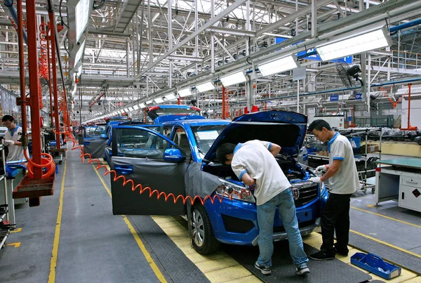 Chinese Workers Assemble Cars Assembly Line Auto Plant Brilliance Auto — Stock Photo, Image