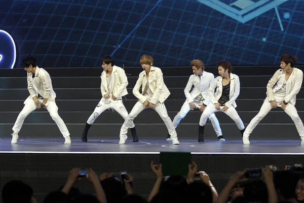Grupa Południowo Koreański Chiński Chłopiec Exo Wykonać Podczas Koncertu Igrzyska — Zdjęcie stockowe