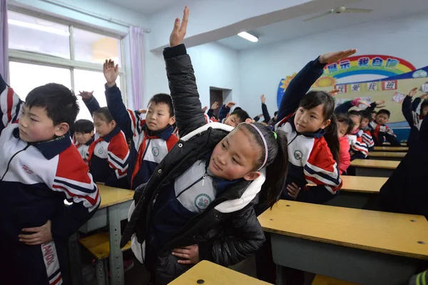 Китайські Учні Здійснюють Між Класами Своєму Класі Yude Road Початкової — стокове фото
