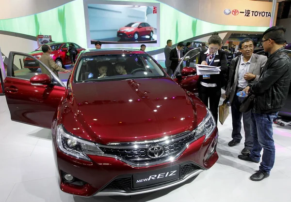Bezoekers Kijken Naar Proberen Een Toyota New Reiz Uit Tijdens — Stockfoto