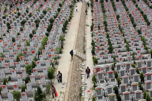 Ludzie Chodzą Grobowce Cmentarzu Wuhan Miasta Centralnej Prowincji Chinas Hubei — Zdjęcie stockowe