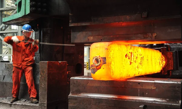 Čínský Pracovník Vyrábí Ocelářský Bar Závodě Dongbei Special Steel Group — Stock fotografie