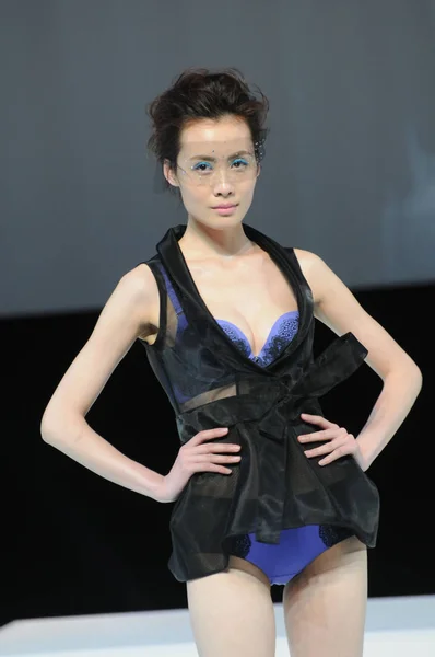 モデルは 2014 日南中国海南省三亜市のトライアンフ 2014年春夏コレクション ランジェリーのファッションショー中に新しい創造を表示します — ストック写真
