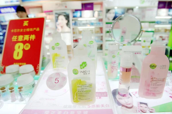 Garnier Kozmetikai Bőrápolási Termékek Loreal Eladó Egy Szupermarket Shanghai Kína — Stock Fotó