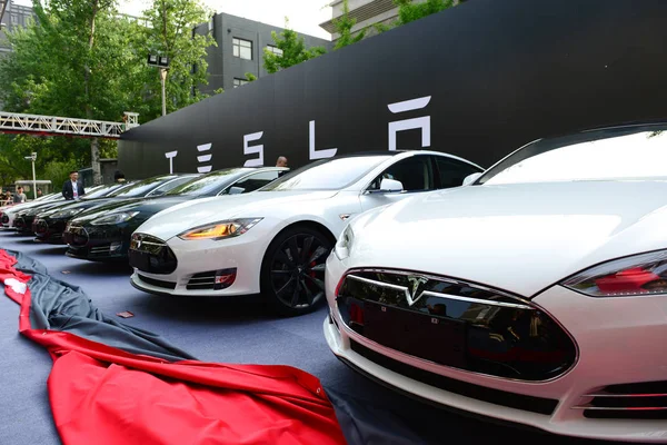 Auto Elettriche Tesla Model Consegnare Sono Allineate Durante Una Cerimonia — Foto Stock