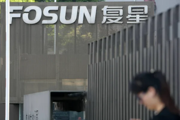Ein Fußgänger Geht Hauptgebäude Der Fosun Group Shanghai China Mai — Stockfoto