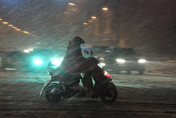 Een Fietser Braves Zware Sneeuw Een Weg Fuyang Stad Oost — Stockfoto