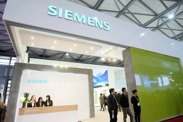 Anställda Ses Monter Siemens Världsutställningen Kina Apparaten Awe 2014 Shanghai — Stockfoto