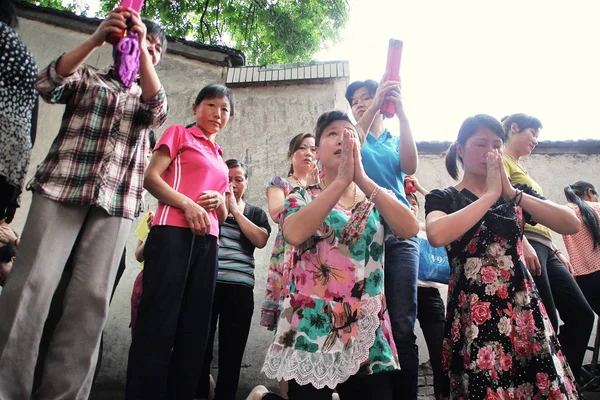 Chinese Parents Burn Incense Sticks Pray Children Have Good Luck — Stock Photo, Image