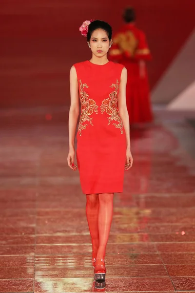 モデルは 2014 上海国際ファッション文化祭 上海で 2014 日ファッションショーで郭 Pei デザイナーによってローズ スタジオ オートクチュールの伝統的な中国の花嫁のウェディング — ストック写真