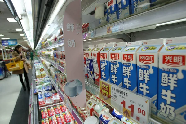 Een Klant Winkels Voor Melk Andere Zuivelproducten Een Supermarkt Shanghai — Stockfoto