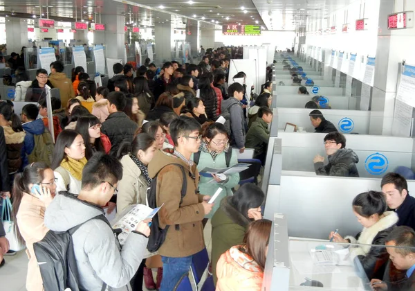 2014年2月23日 在中国东部江苏省苏州市举行的招聘会上 求职者挤满了摊位 — 图库照片