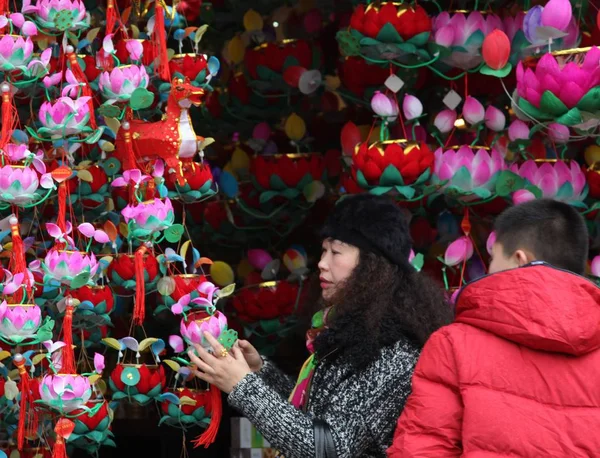 Los Clientes Compran Linternas Festivas Para Próximo Año Nuevo Lunar — Foto de Stock