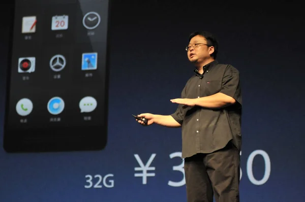 Luo Yonghao Fundador Ceo Smartisan Technology Ltd Apresenta Smartphone Smartisan — Fotografia de Stock